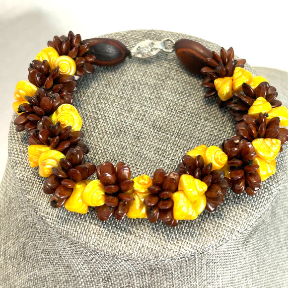 Vintage Hawaiian Nut, Koa Seed and Dyed Unbonium Shell Bracelet - Picture 2 of 5